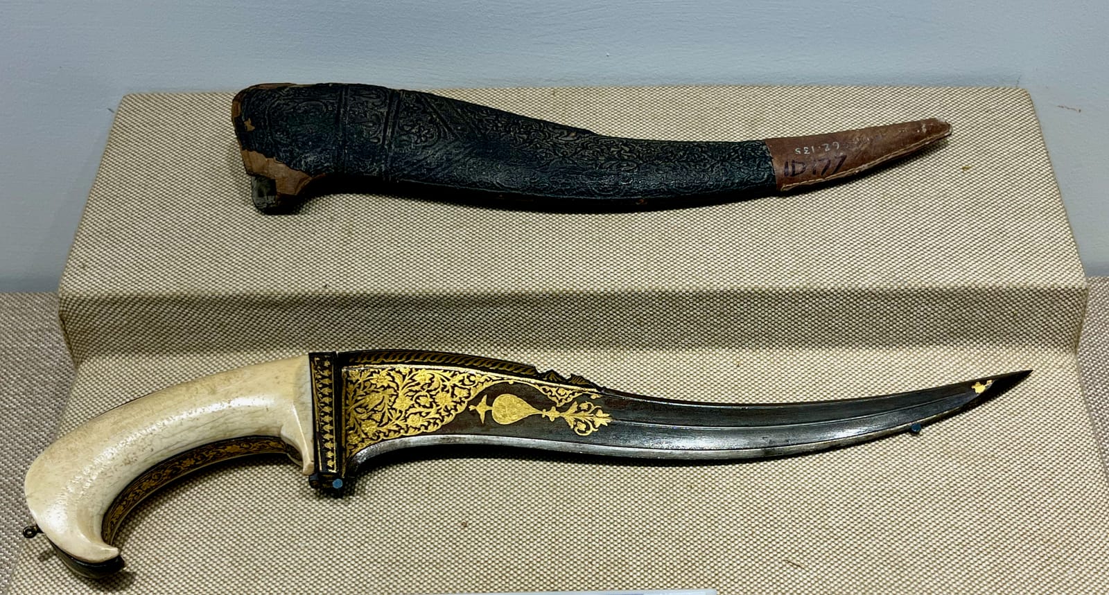Dagger with sheath